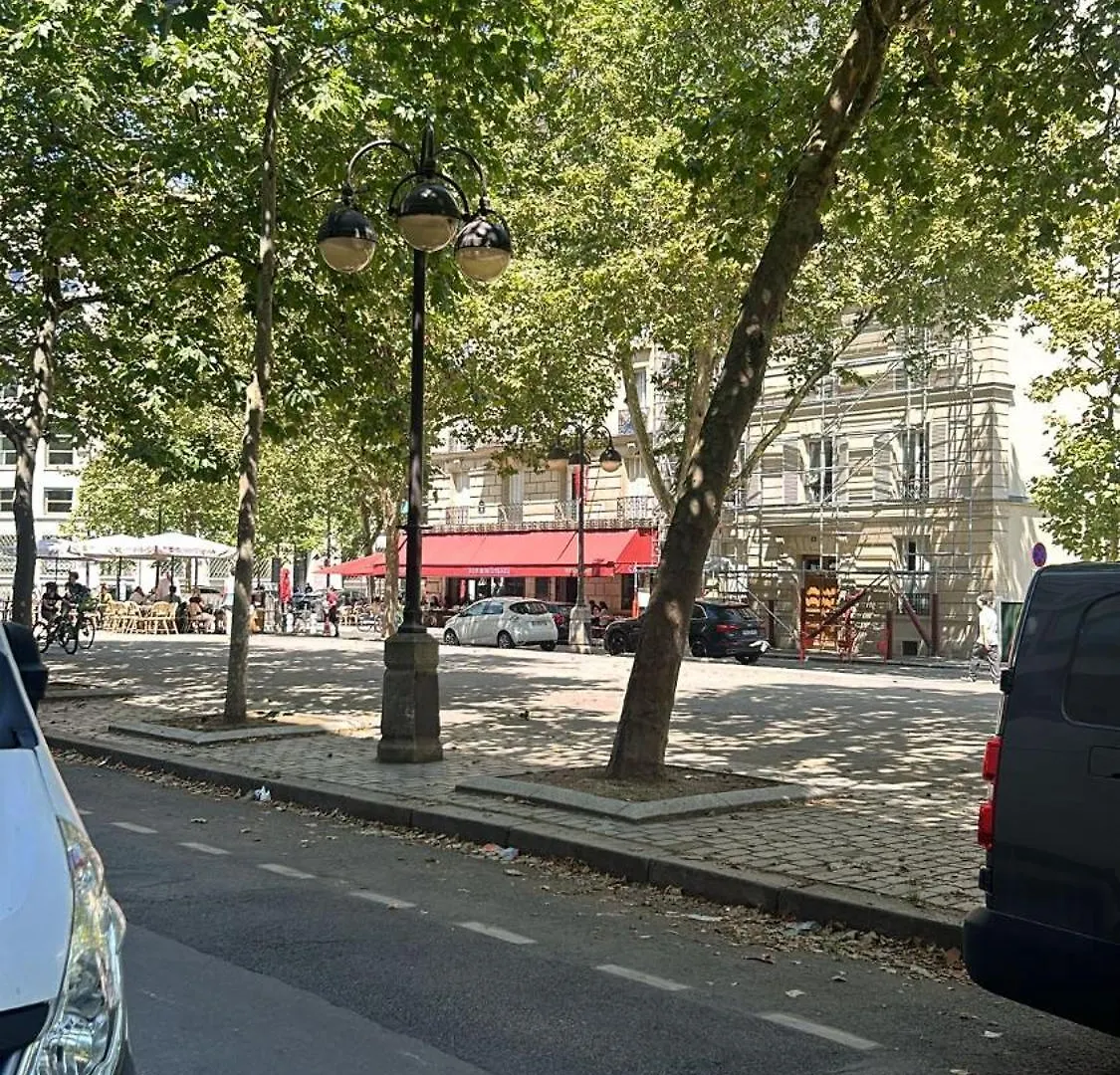 Pour Deux Face A La Tour Eiffel *